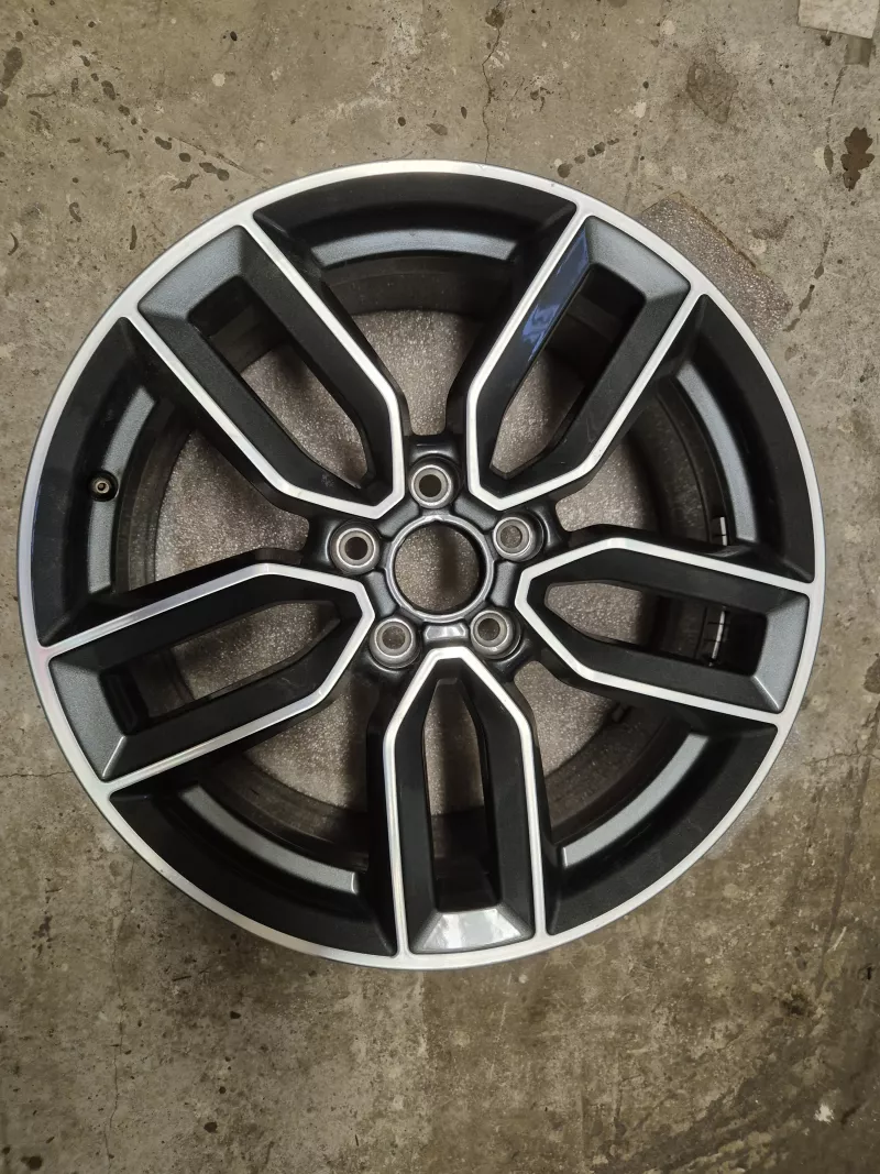 Kusov Alu Disk AUDI A3 R18 ET51 7 5J 8V0601025M Kusov Alu Disk AUDI A3 R18 ET51 7 5J 8V0601025M
