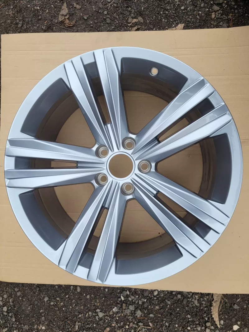 Kusový disk VolkswagenTouareg 3 Sebring R19 8,5j ET28 760601025P Audi