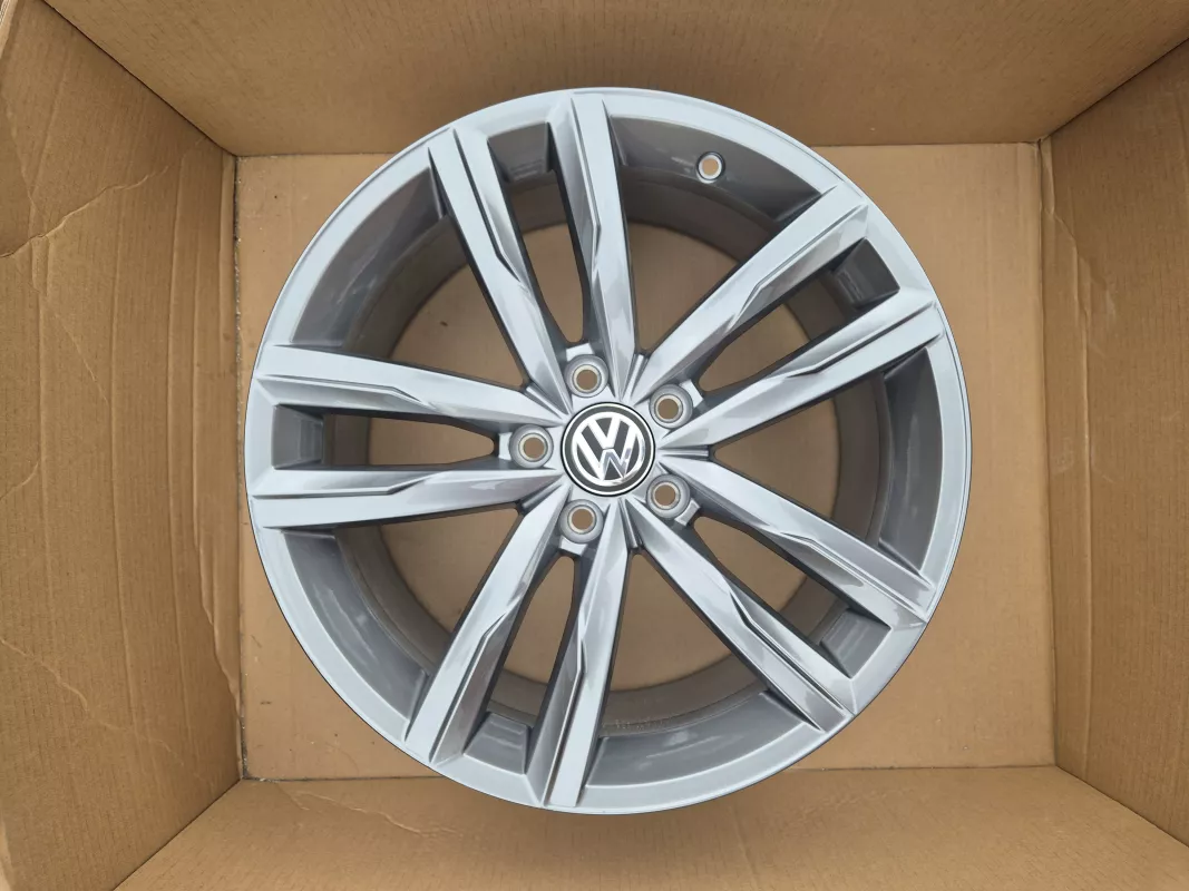 nová Sada disků Dartford Grey VW Passat ET44 8J x 18 3G0601025K Volkswagen OEM