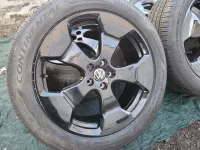 Nová Zimní / Celoroční kola originál Volkswagen ID Buzz Black R20 přední 8J ET45 1T3601025AB zadní ET58 10J 1T3601025AC Volkswagen OEM Nová Zimní / Celoroční kola originál Volkswagen ID Buzz Black R20 přední 8J ET45 1T3601025AB zadní ET58 10J 1T3601025AC Volkswagen OEM