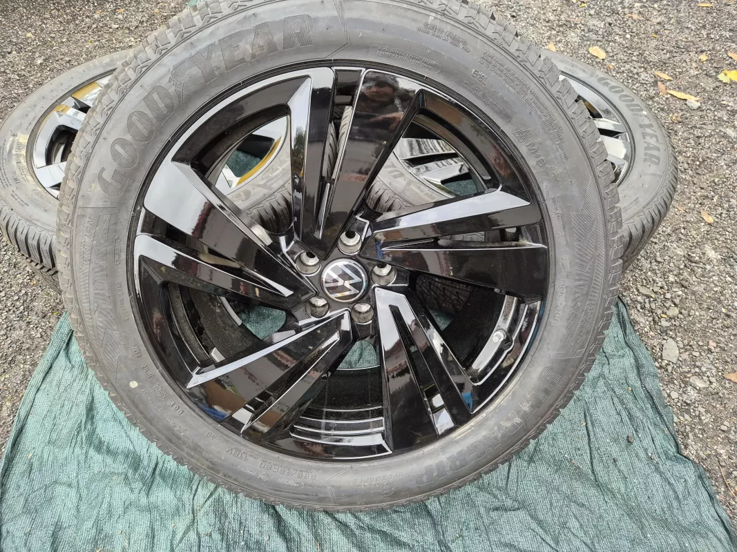 Nová Zimní sada alu kol originál Volkswagen Touareg III Nevada Black ET33 9J x 20 760601025AA Goodyear Volkswagen OEM