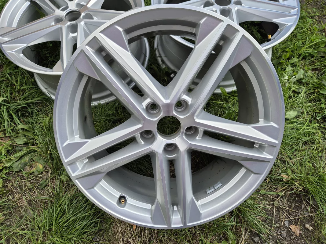 Sada disků Audi Q5 SQ5 ET39 8J x 19 5x112 Audi OEM