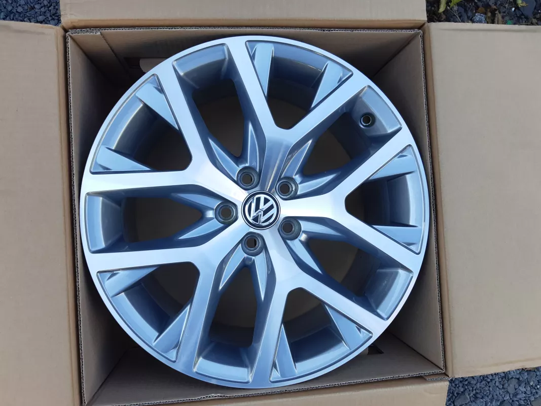 Sada disků Volkswagen Canyon Silver Polo ET51 7J x 17 6C0601025E Volkswagen OEM
