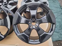 Sada disků Volkswagen ID.BUZZ - Stockton černé - přední 8x20 ET45 kód 1T3601025AB 10x20 ET58 kód 1T3601025AC Volkswagen OEM Sada disků Volkswagen ID.BUZZ - Stockton černé - přední 8x20 ET45 kód 1T3601025AB 10x20 ET58 kód 1T3601025AC Volkswagen OEM