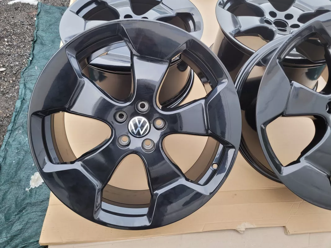 Sada disků Volkswagen ID.BUZZ - Stockton černé - přední 8x20 ET45 kód 1T3601025AB 10x20 ET58 kód 1T3601025AC Volkswagen OEM