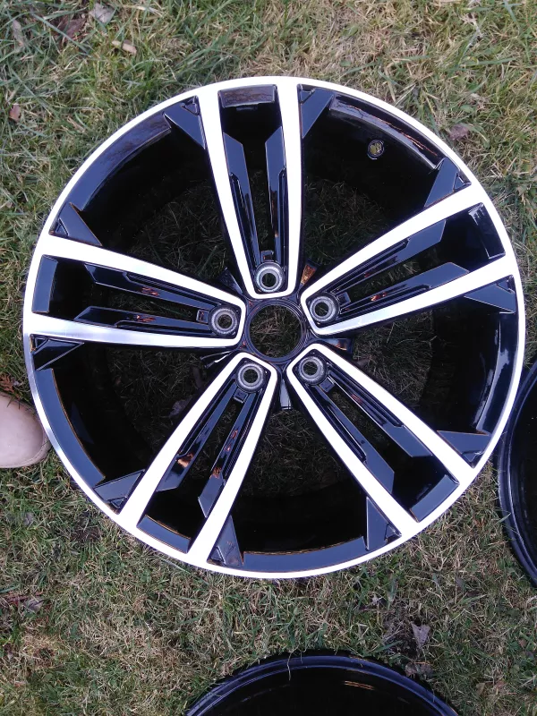 Kusový Alu disk Volkswagen Golf R18 7,5j ET49 5g0601025DR