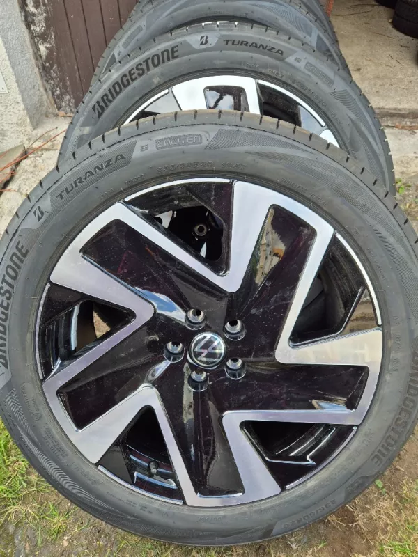 Nová letní kola originál Volkswagen ID Buzz R20 Solna přední 8J ET45 1T3601025e zadní ET58 10J 1T3601025d Bridgestone Volkswagen OEM