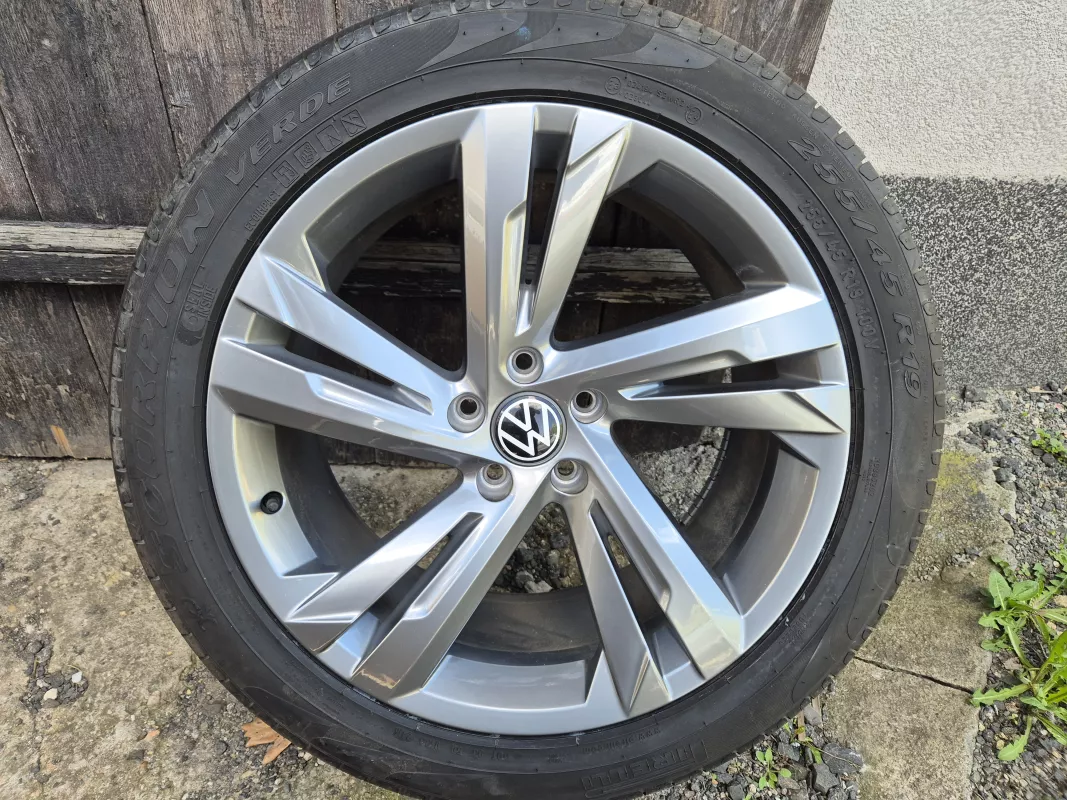 nová Letní kola originál VW Volkswagen ValenciaTiguan Tayron R-line ET38 8,5J x 19 letní pneu Continental 255/45/19 Volkswagen OEM