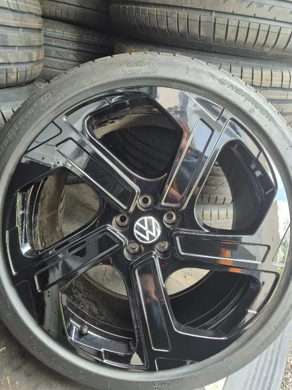 Nová letní sada disků Townsville black Elektro VW ID. BUZZ R21 10x21 ET58 8,5x21 et40 kód 1T3601025aa Volkswagen OEM