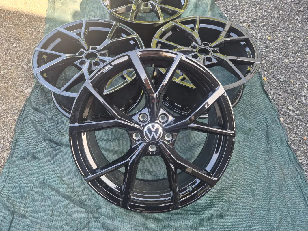 Originální kované disky Volkswagen Golf R / GTI Estoril R19 8Jx19 ET50 Black LK Volkswagen OEM