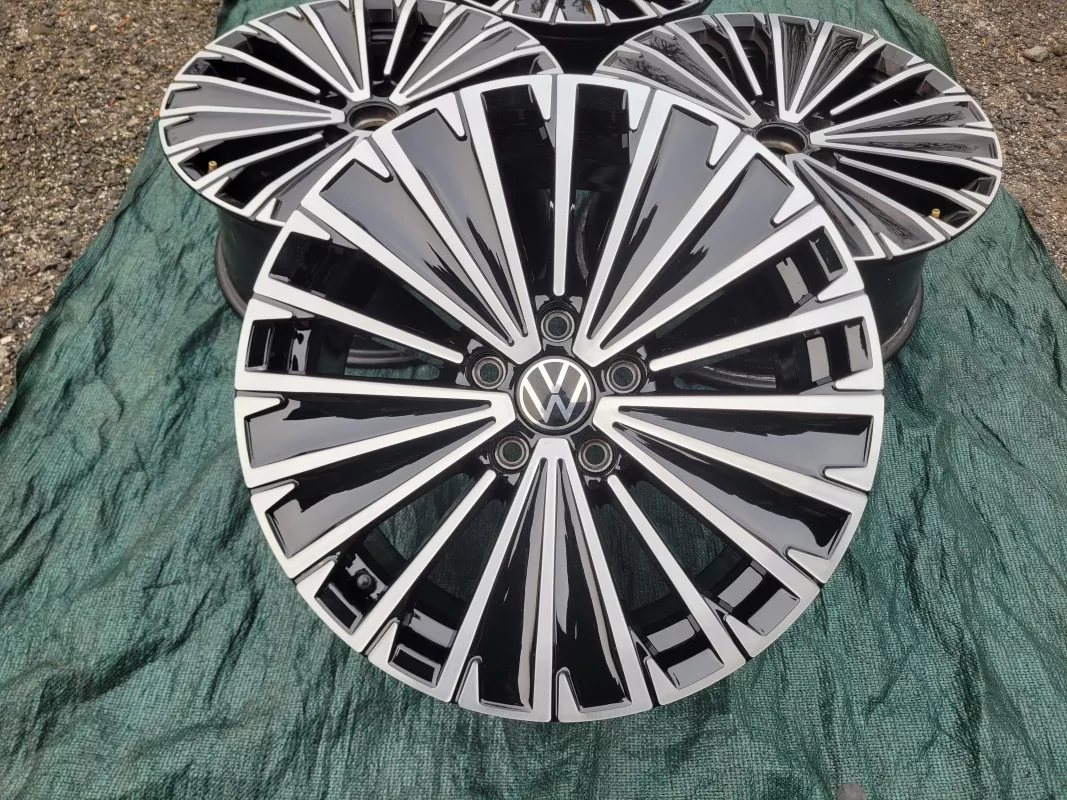 Sada disků Napoli Passat B9 ET41 7,5J x 17 3J0601025C Volkswagen OEM