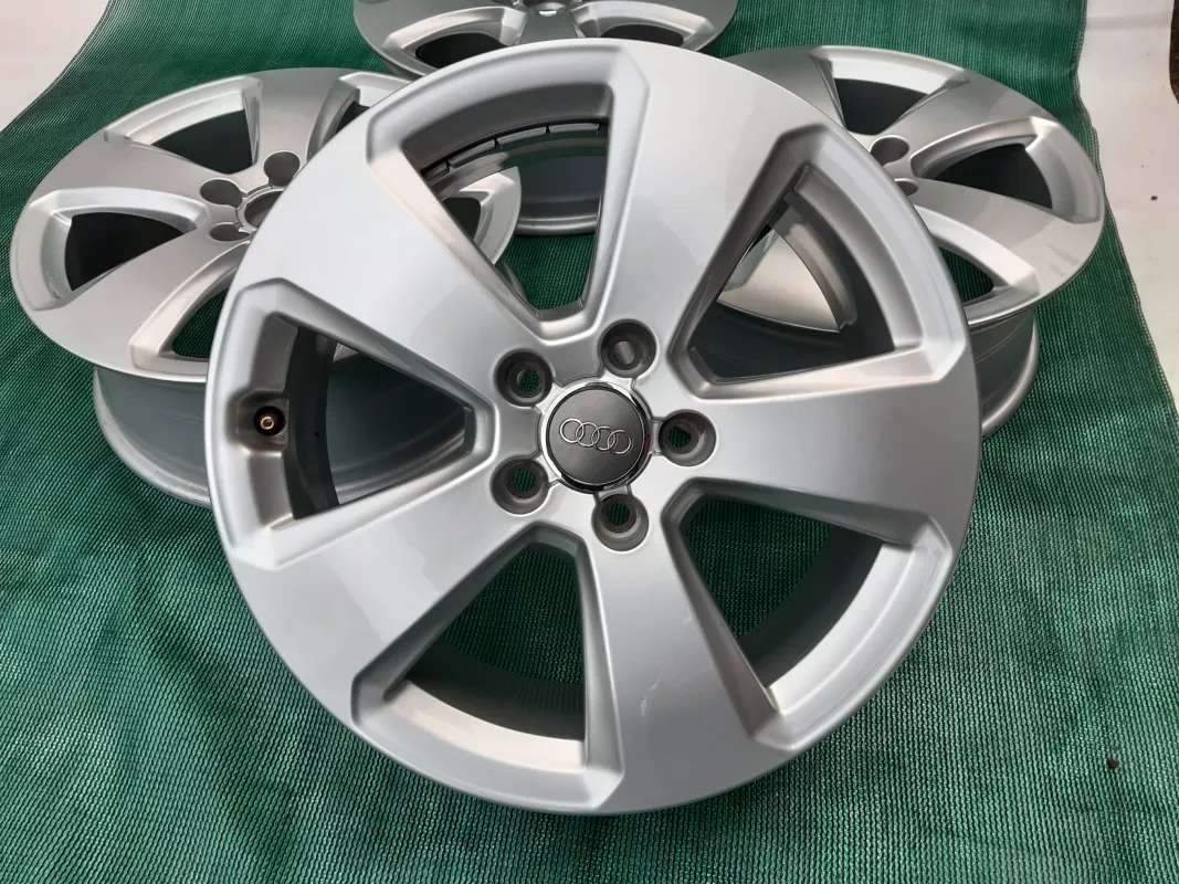 Sada disků originál Audi A3 S3 ET43/48 6,5/6J x 17 8v0601025AD Audi OEM