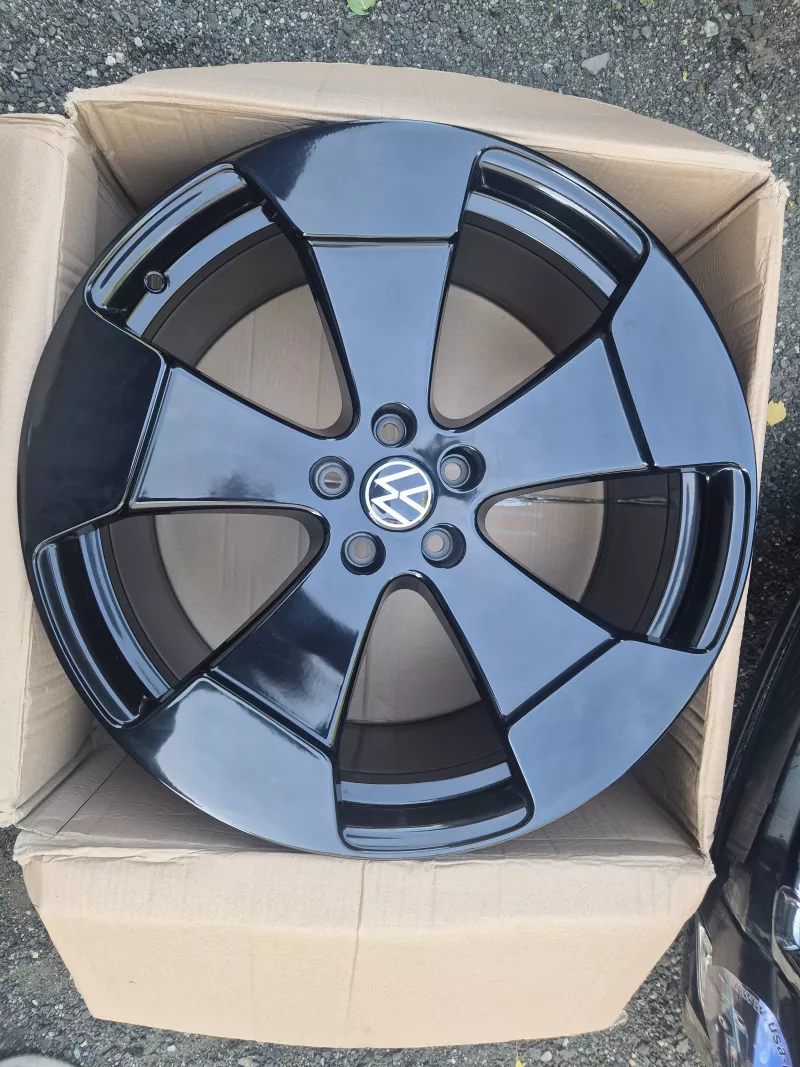Sada disků Volkswagen ID.BUZZ - Bromberg Black - přední 8,5jx21 ET40 kód 1T3601025S 10x21 ET58 kód 1T3601025r Volkswagen OEM