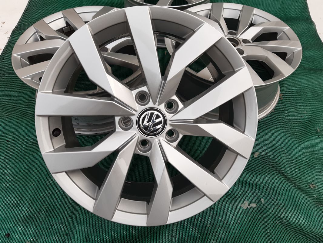 Sada disků Volkswagen Karlskoga Golf / Golf Plus ET49 7J x 17 5GM601025P Volkswagen OEM