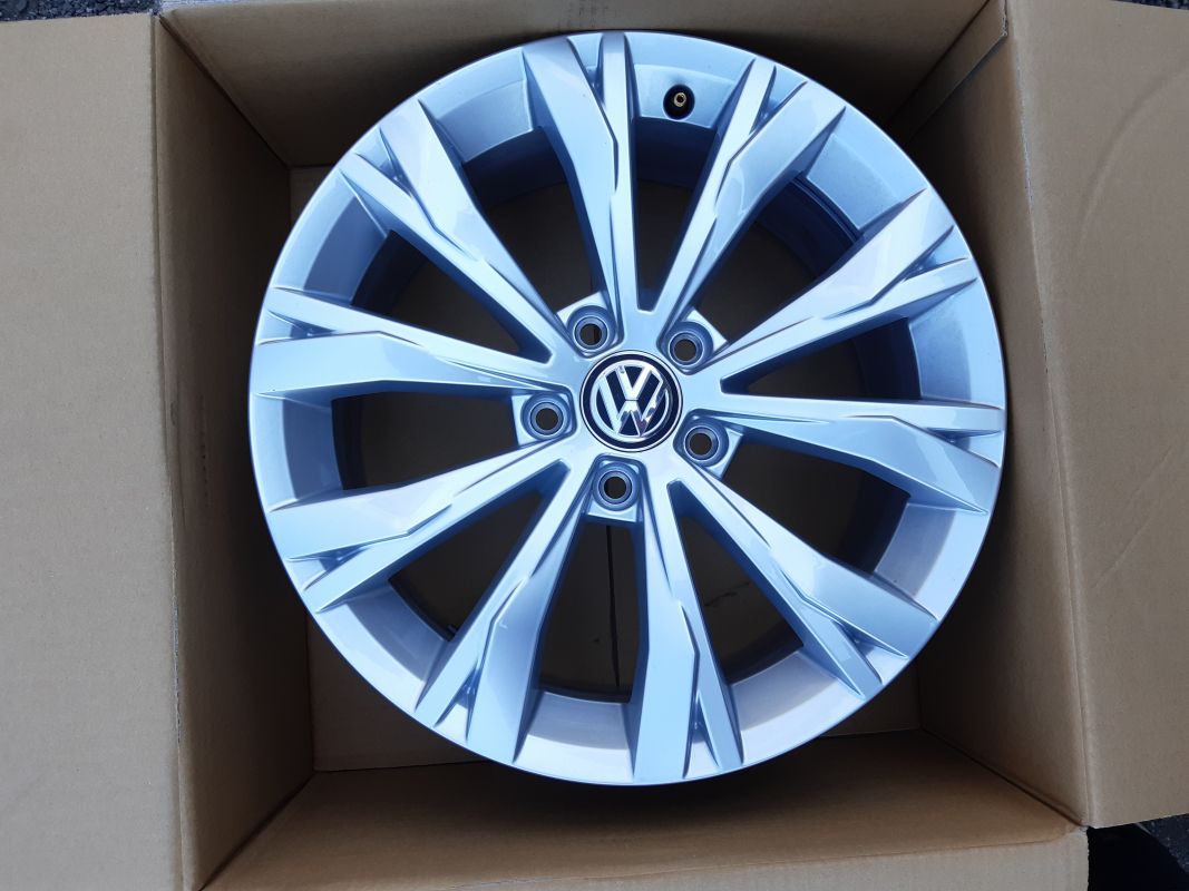 Nová Sada disků Montana VW Tiguan / Passat ET40 7J x 17 5NA601025 Volkswagen OEM