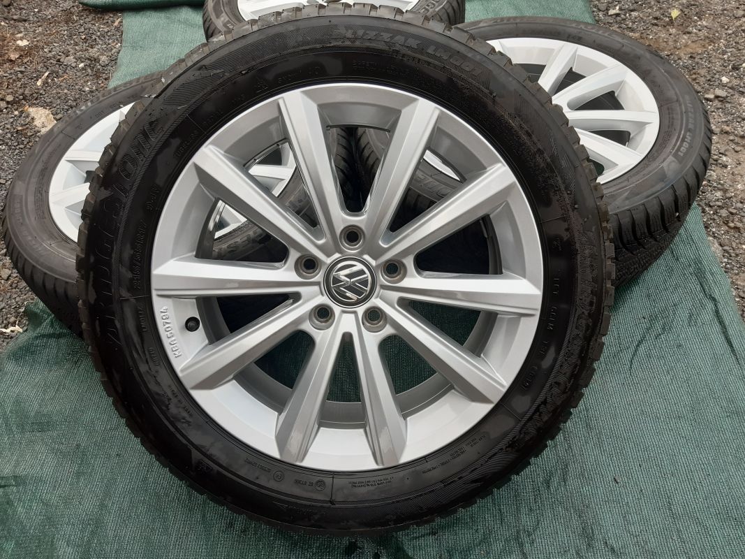 Zimní sada alu disků originál Volkswagen MeranoT-roc ET45 7J x 17 2GA601025M Bridgestone 215/55/17 Volkswagen OEM