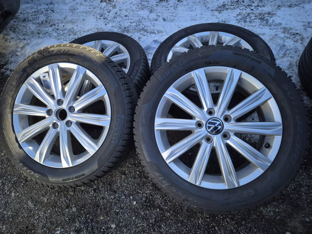 Zimní sada alu kol originál Volkswagen Touran Stockholm ET52 6,5j x 17 Pirelli 215/55/17 Volkswagen OEM